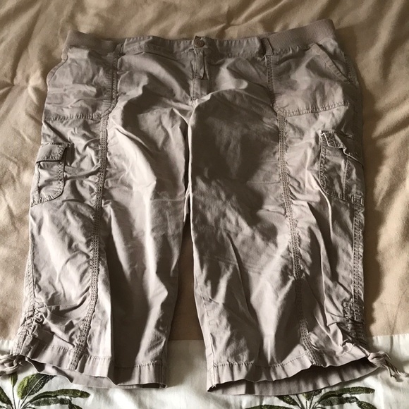 Super Cute Capri Pants Beige - Picture 1 of 3